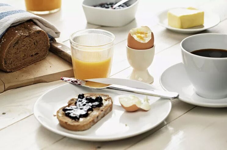 Täistera röstsai, muna ja tass kohvi – hommikusöök 1500 kaloriga dieedi menüüs